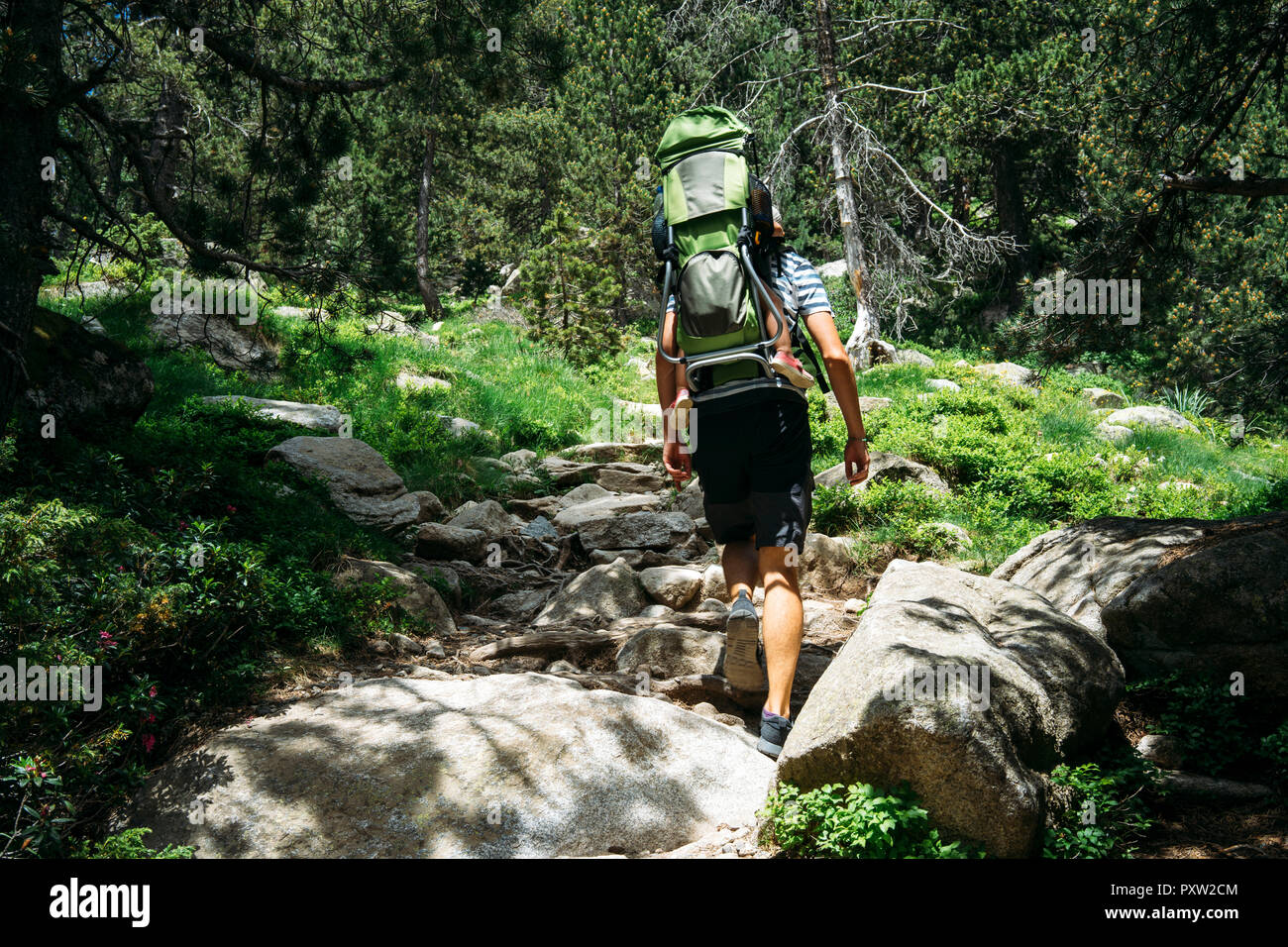 Spanien, Vater, Wandern in den Bergen mit kleinen Tochter, sitzen im Rahmen Stockfoto