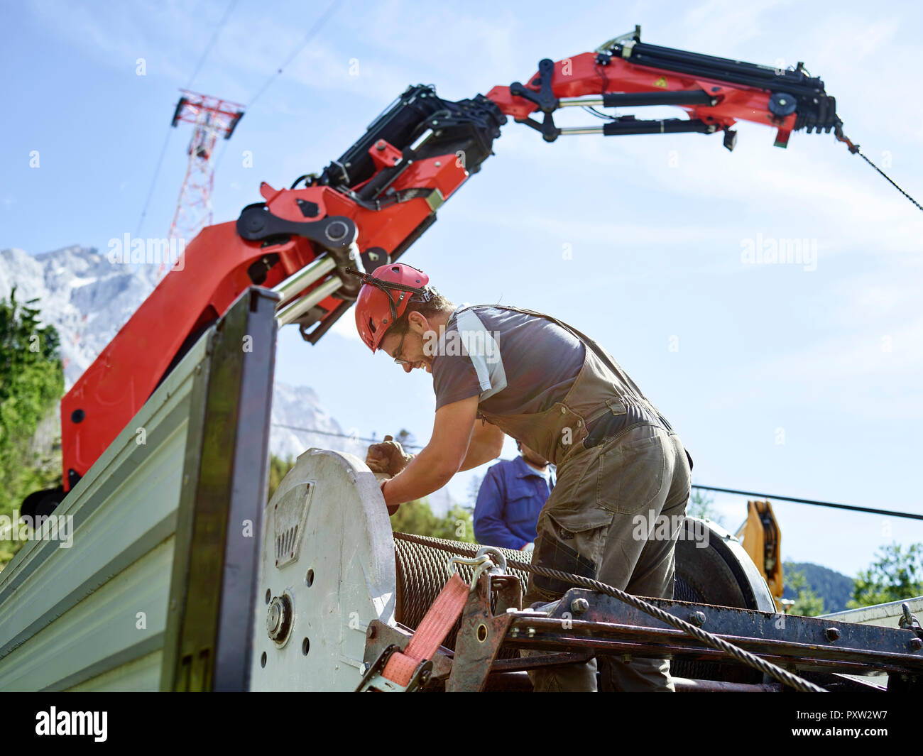 Deutschland, Bayern, Garmisch-Partenkirchen, Zugspitze, Installateure mit Seilzug auf waren Kabel Stockfoto