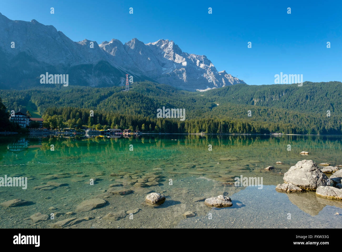 Deutschland, Oberbayern, Blick auf die Zugspitze mit Eibsee im Vordergrund. Stockfoto