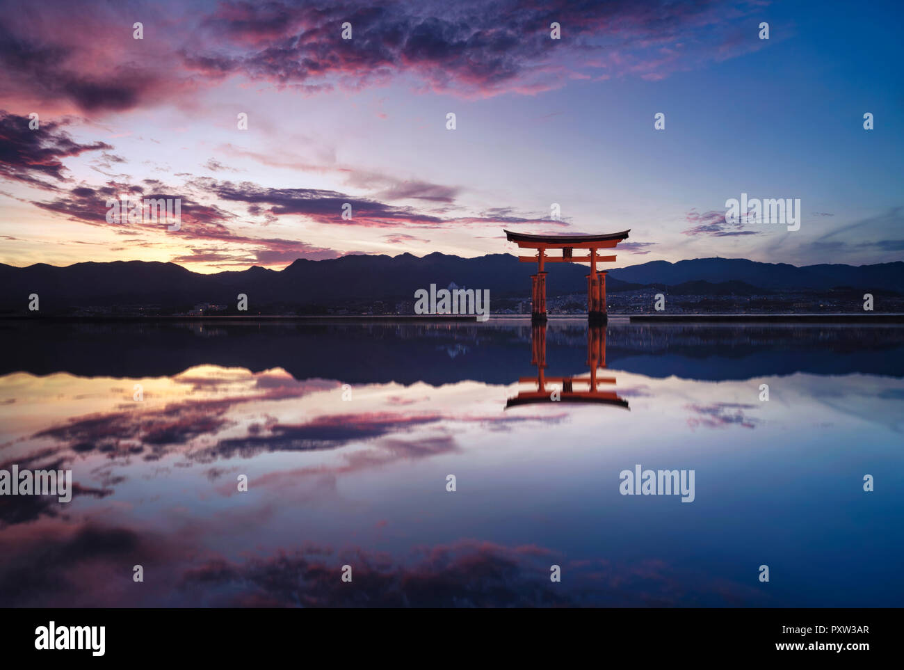 Japan, Hiroshima, Miyajima, Itsukushima Schrein an Seto Inland Sea bei Sonnenuntergang Stockfoto