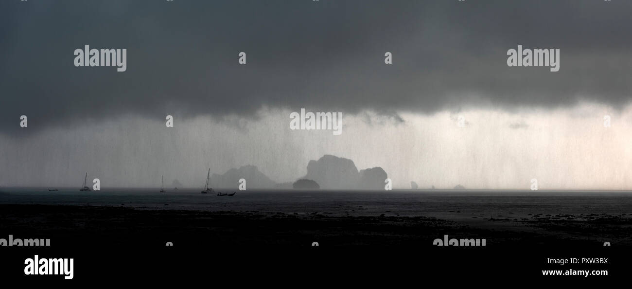 Thailand, Koh Poda Island und Koh Kai Islans unter thundershower Stockfoto
