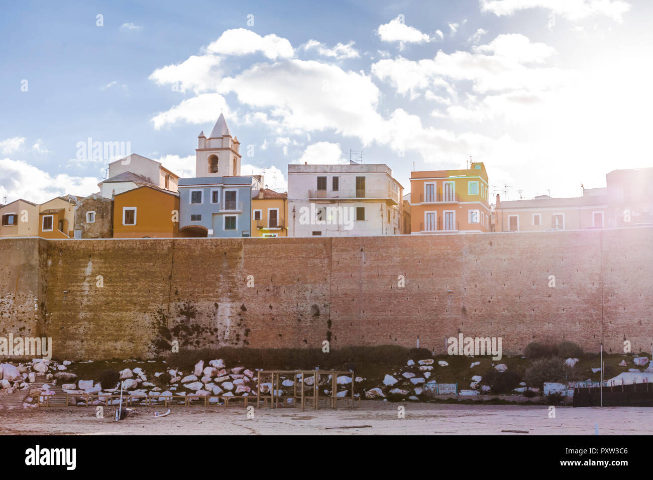 Italien, Molise, Campobasso, Altstadt und die Stadtmauer gegen die Sonne Stockfoto