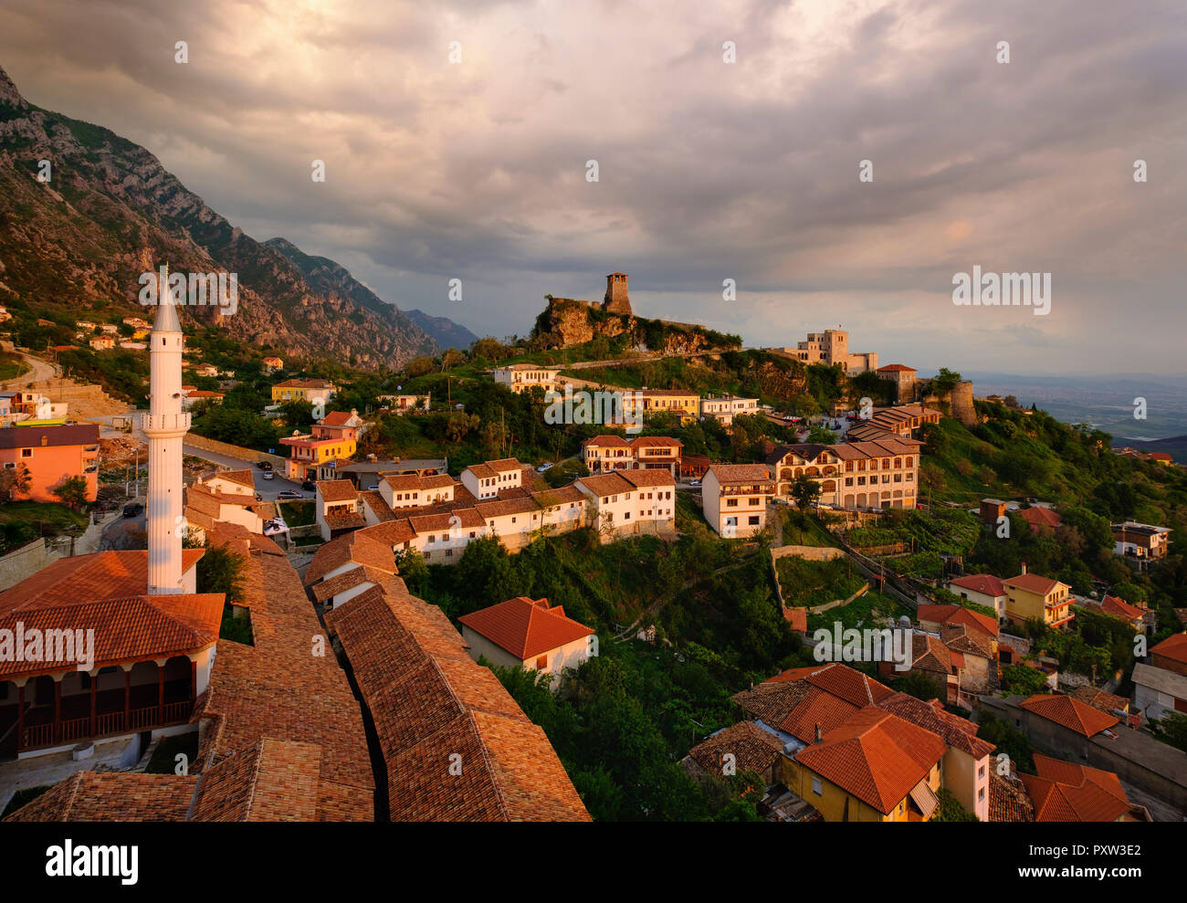 Albanien, Puntarenas, Stadtbild mit Bazaar Street, Basar Moschee, Skanderbeg Museum und Festung in der Dämmerung Stockfoto