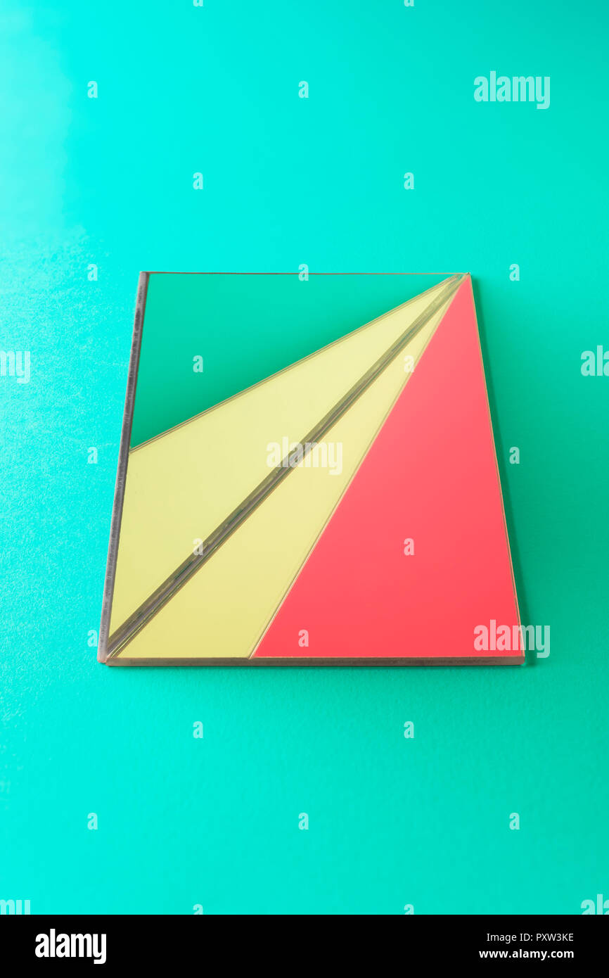 Dreieck geformt Spiegel über grüner Hintergrund Stockfoto