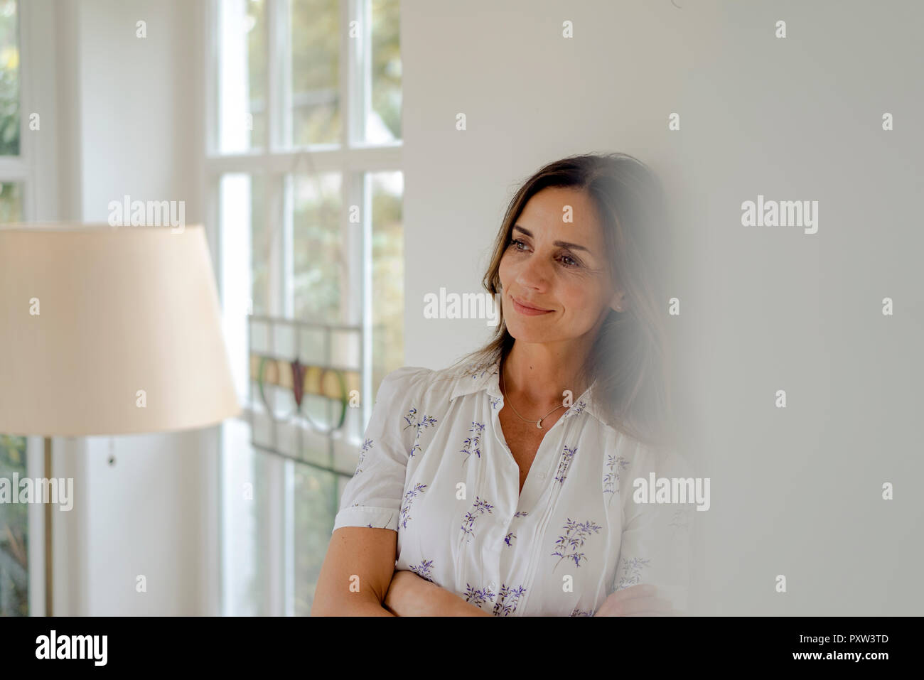 Porträt von lächelnden Reife Frau zu Hause Stockfoto