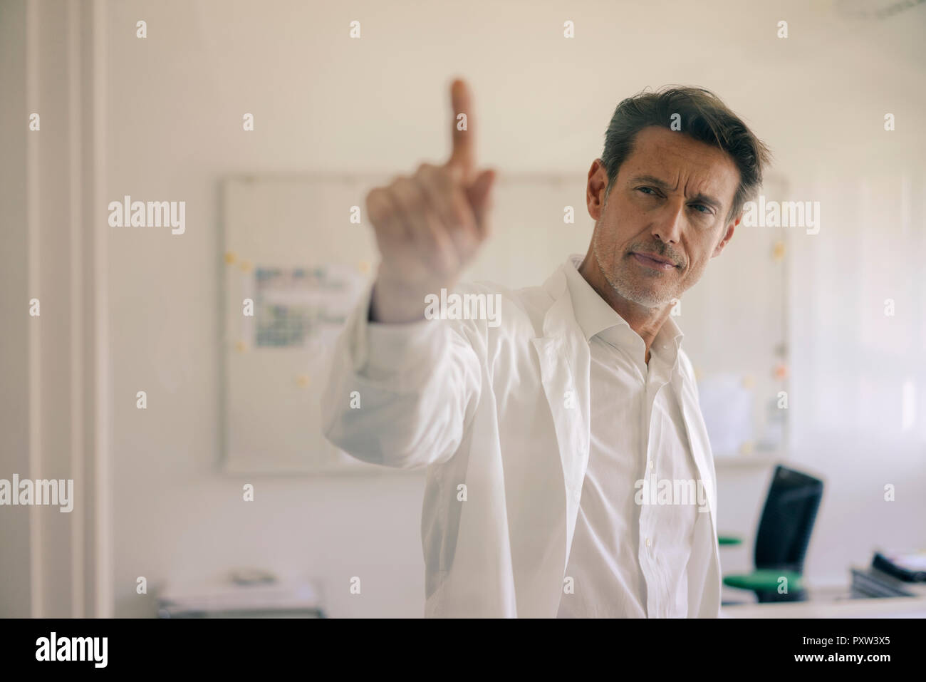 Arzt im Krankenhaus, mit futuristischen Glasabdeckung Stockfoto