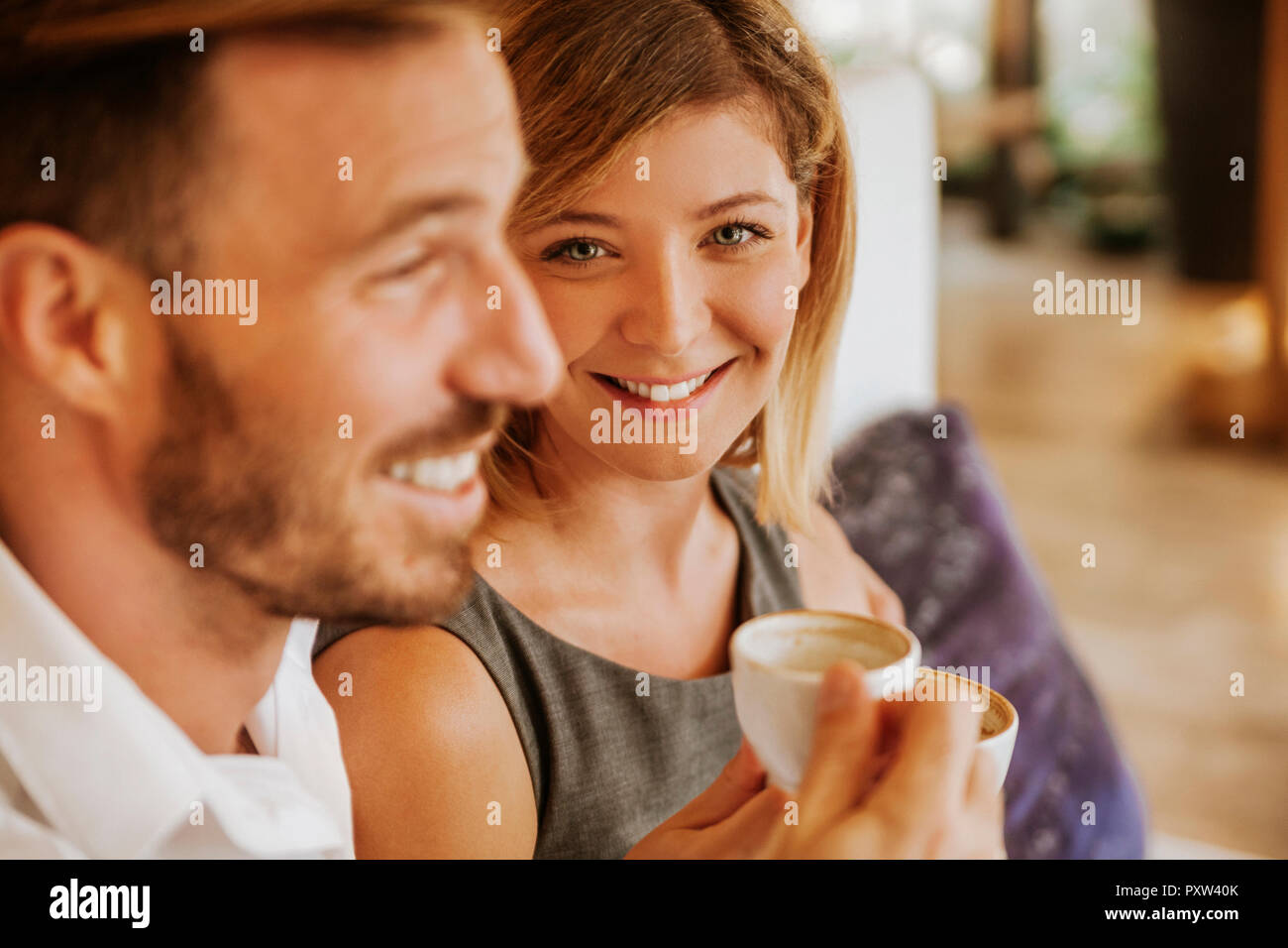 Portrait von lächelnden Paar in einem Cafe Stockfoto