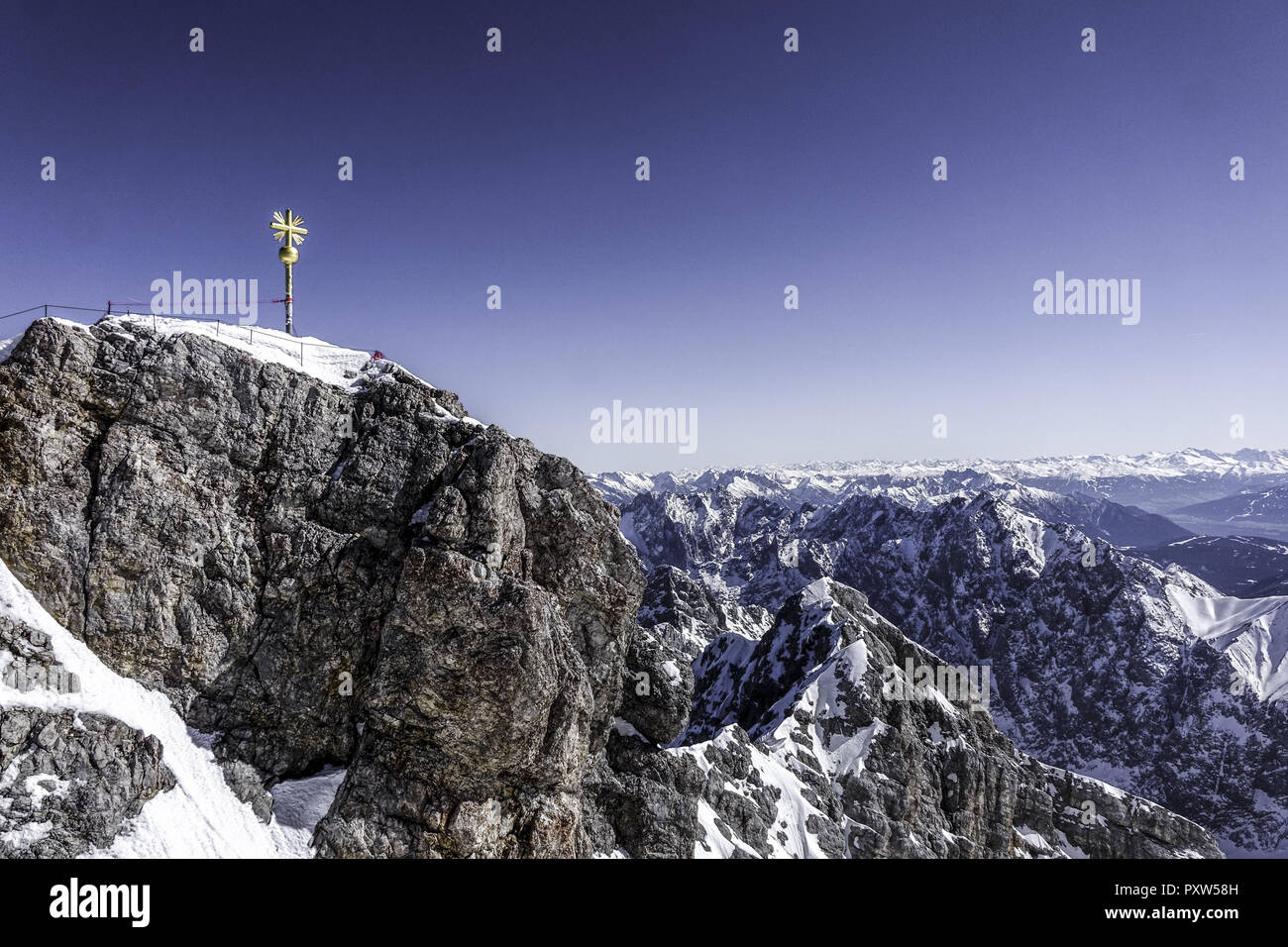 Höchster Berg Deutschlands Blick von der Zugspitze, dem höchsten Berg Deutschlands in die Alpen