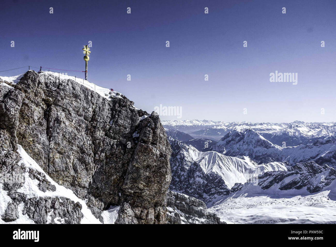 Höchster Berg Deutschlands Blick von der Zugspitze, dem höchsten Berg Deutschlands in die Alpen