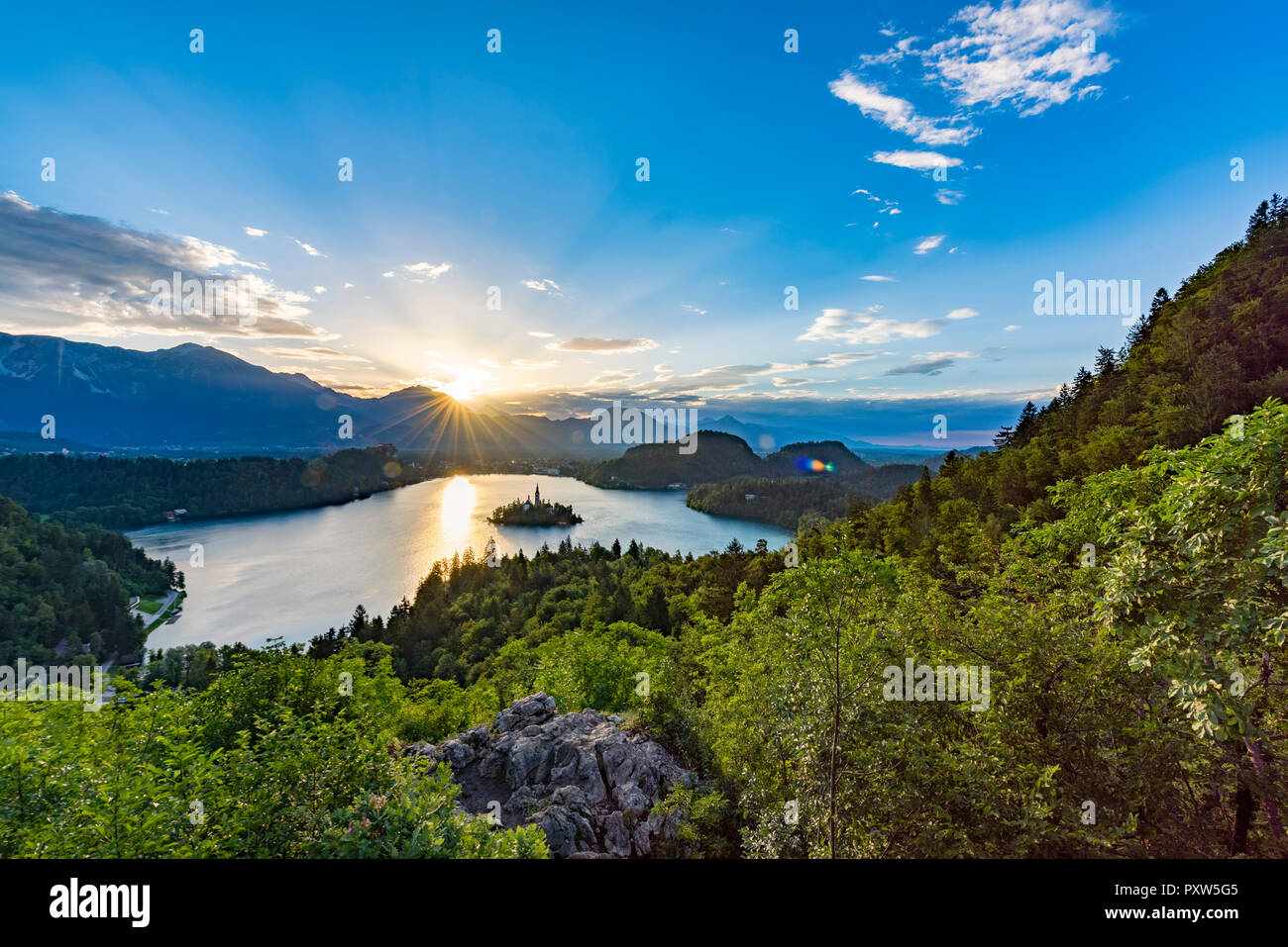 Slowenien, Bled, Bled Insel und die Kirche der Himmelfahrt der Maria bei Sonnenaufgang Stockfoto