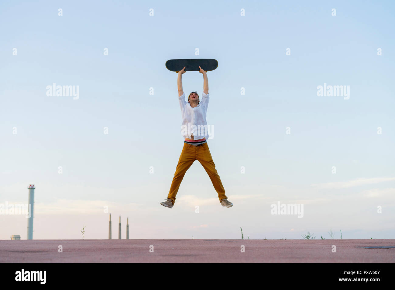 Junge Mann in der Luft mit einem Skateboard springen Stockfoto