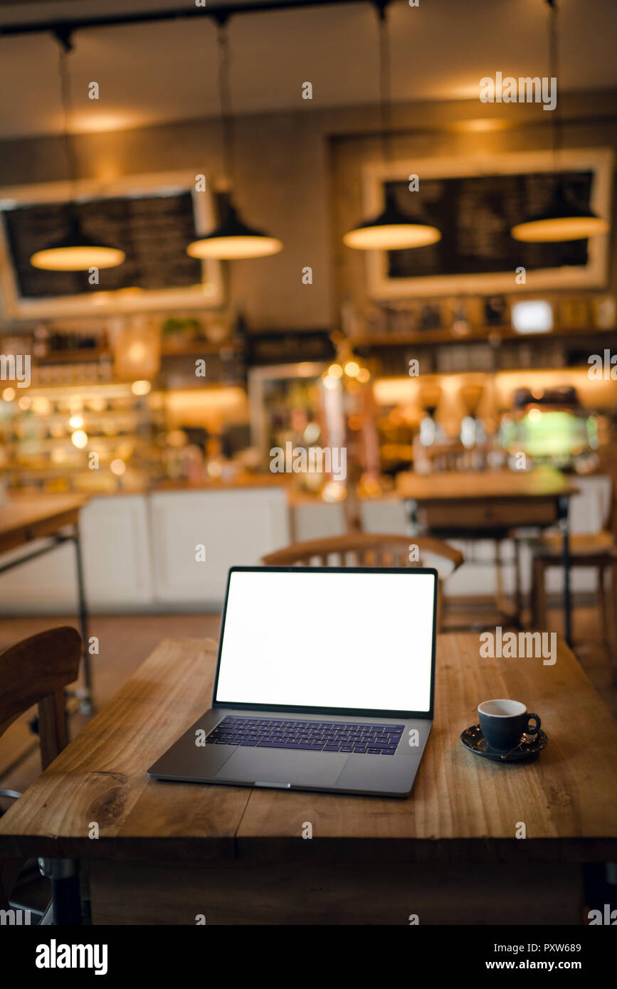 Laptop mit leerer Bildschirm im Coffee Shop Stockfoto