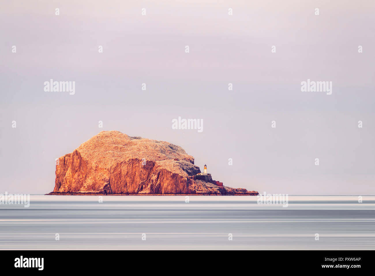 Großbritannien, Schottland, East Lothian, North Berwick, Erhabene, Blick auf Bass Rock (weltberühmten Gannet Kolonie), beleuchtet vom Sonnenuntergang, Leuchtturm, Stockfoto