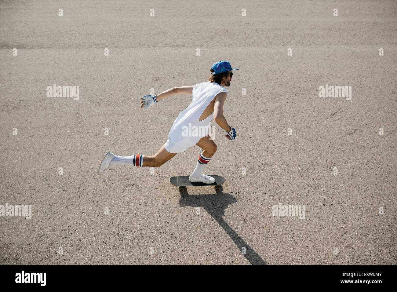 Von oben geschossen von sportlichen Mann Skateboarding Stockfoto