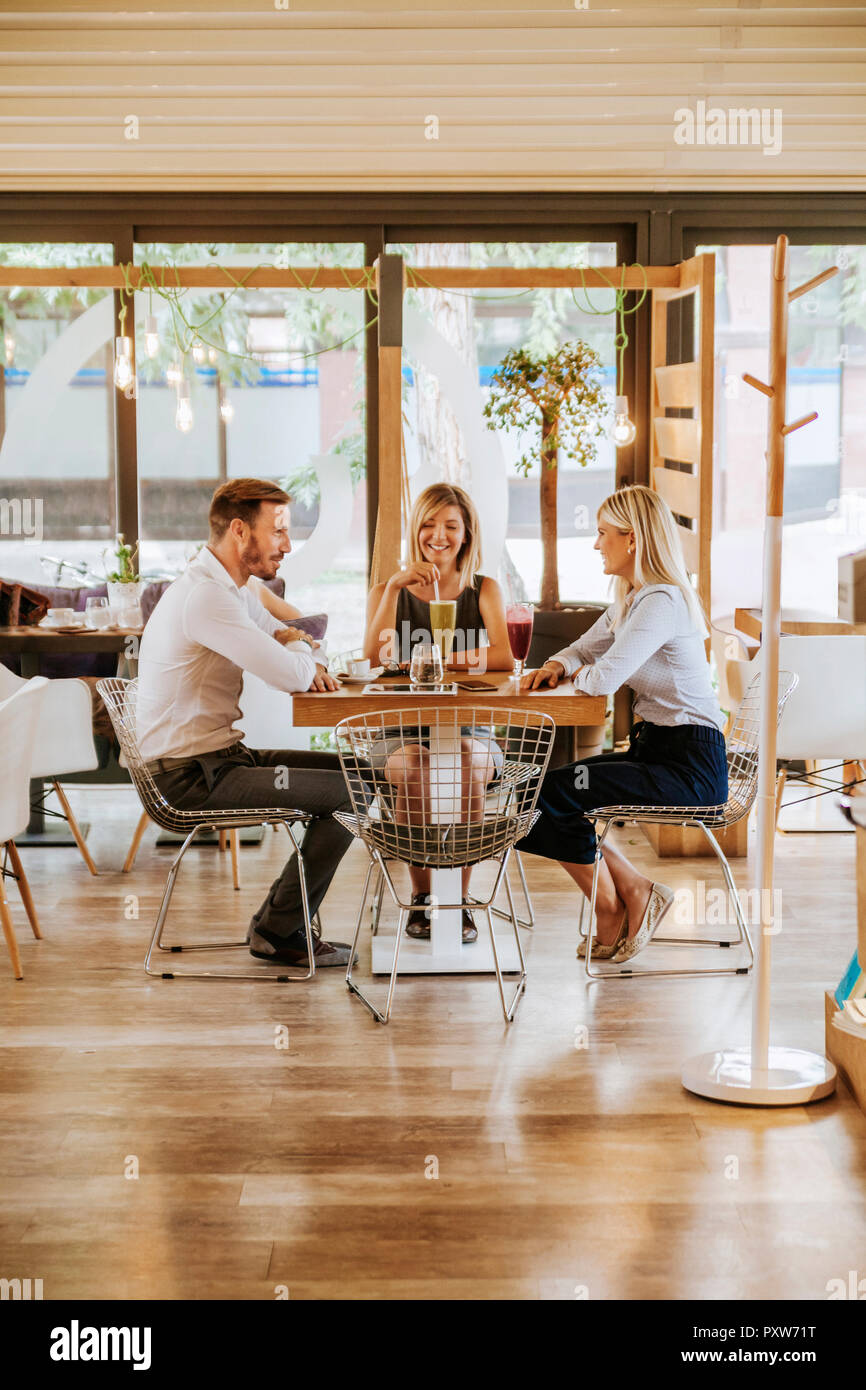 Drei Freunde treffen in einem café Stockfoto