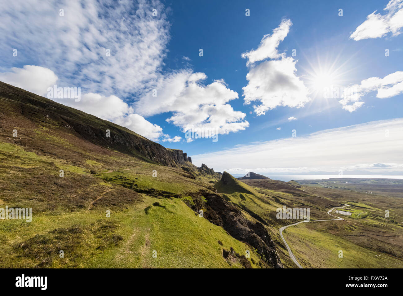Großbritannien, Schottland, Innere Hebriden, Isle of Skye, Trotternish, Quiraing, Blick nach Gefängnis und Meall na Suiramach Stockfoto