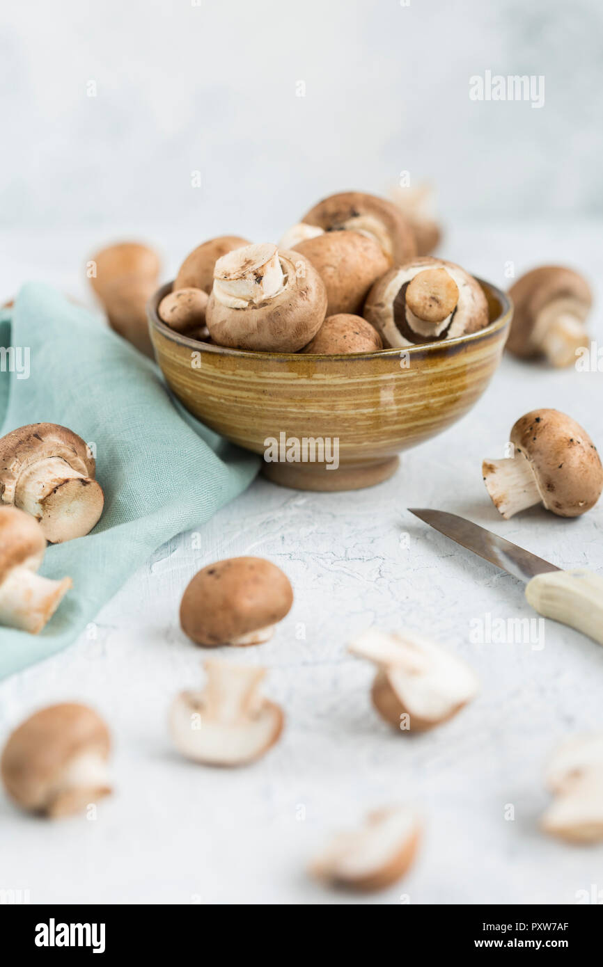 Schüssel Crimini Pilze Stockfoto