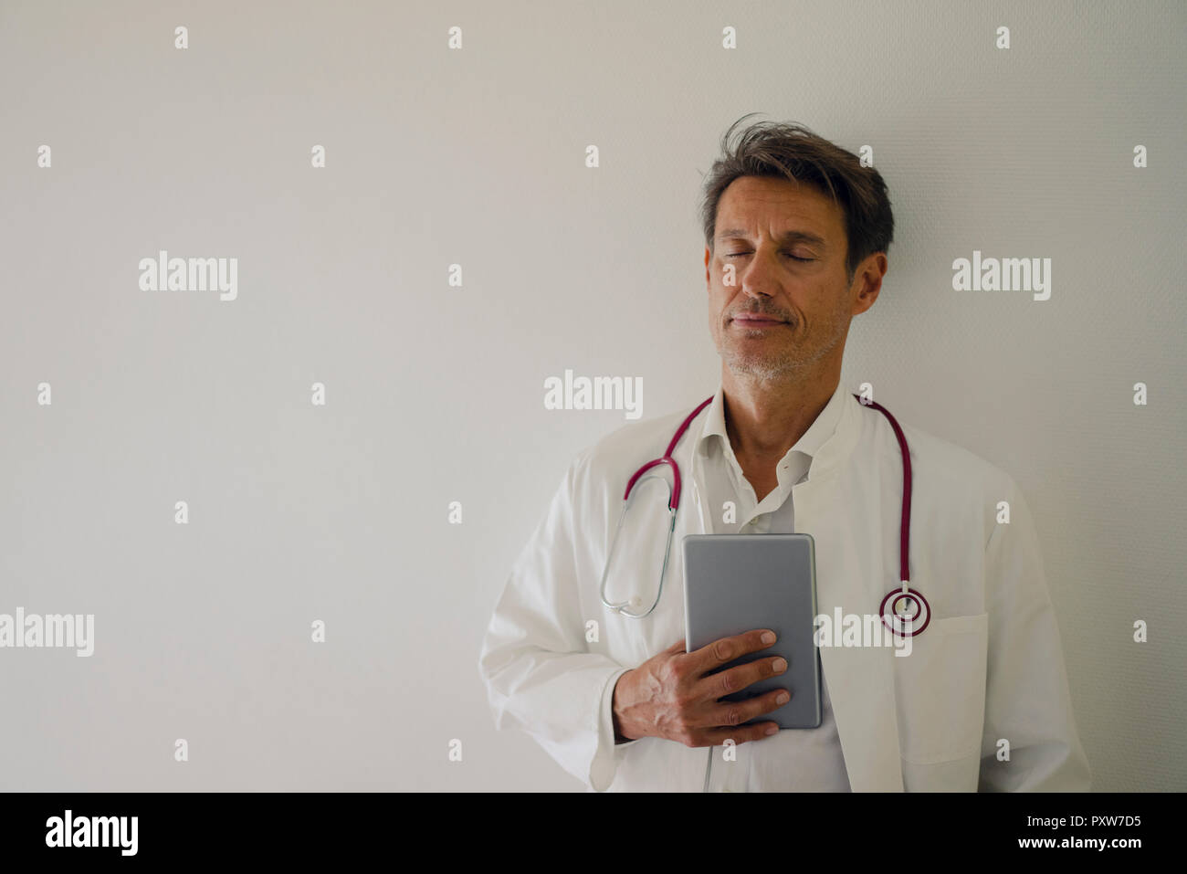 Arzt im Krankenhaus, mit digitalen Tablet Stockfoto