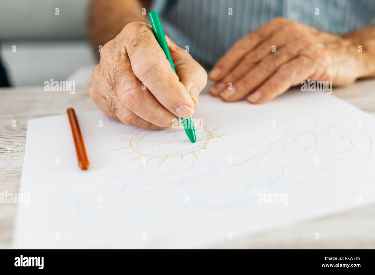 Die Hand des älteren Mannes Zeichnung mit grünen Stift, close-up Stockfoto