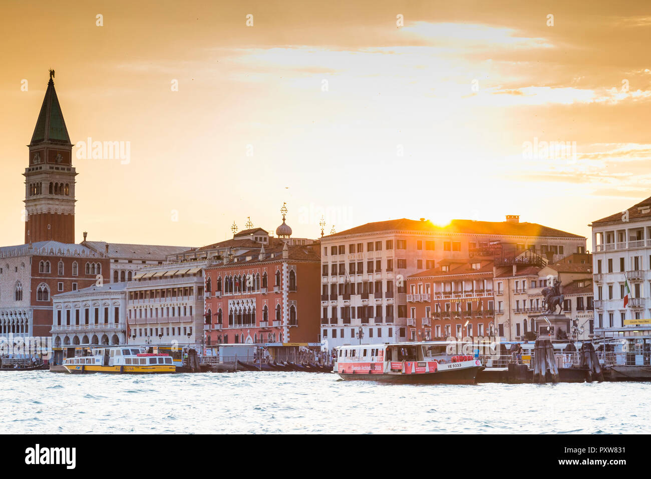 Italien, Venedig, Blick auf die Lagune in Richtung Markusplatz mit Campanile bei Sonnenuntergang Stockfoto