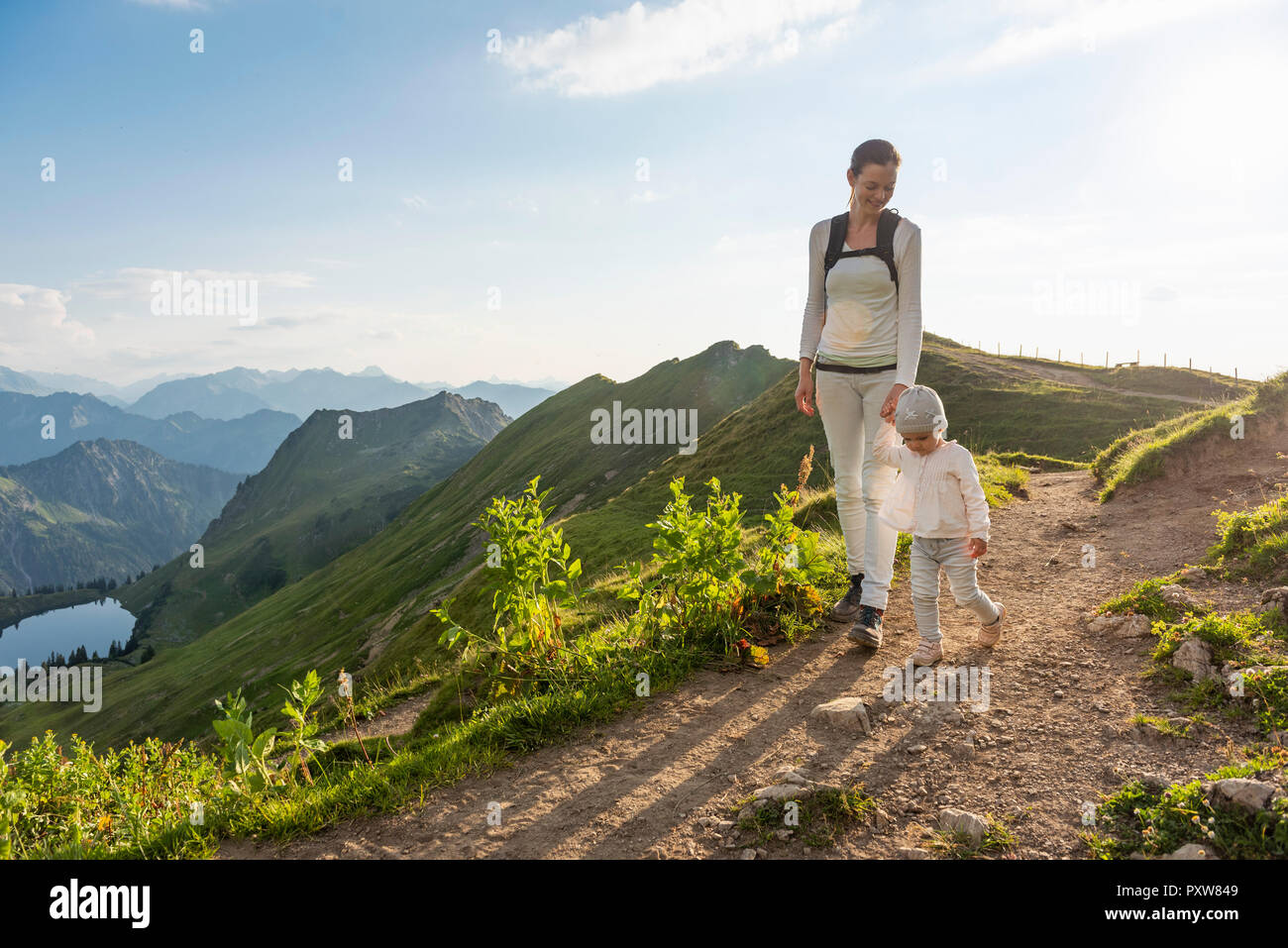 Deutschland, Bayern, Oberstdorf, Mutter und Tochter auf eine Wanderung in den Bergen Stockfoto