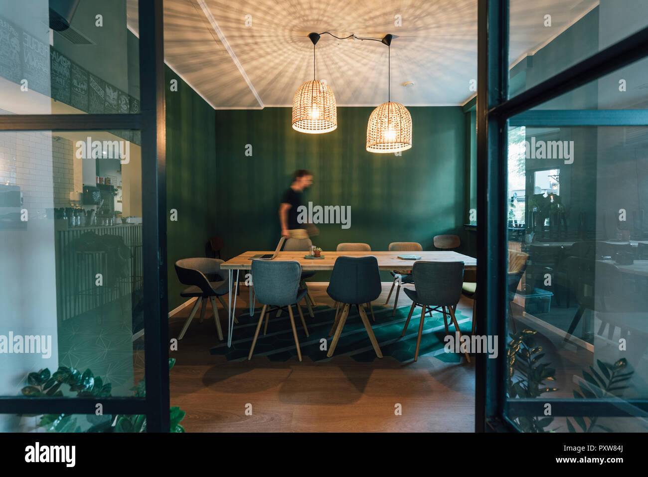 Mann alleine im Büro seiner Start-up-Unternehmen, lange Arbeitszeiten Stockfoto