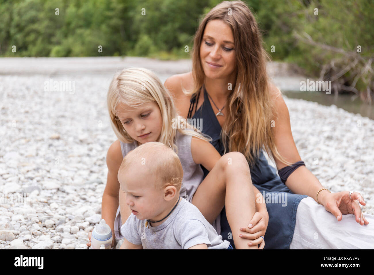Mutter mit zwei Kindern draußen in der Natur Stockfoto