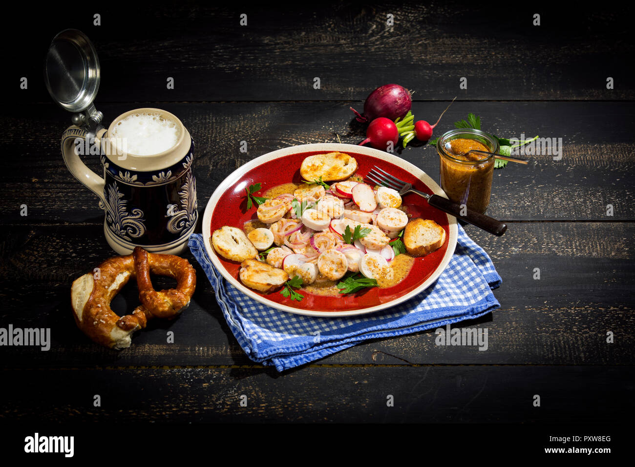 Weißwurst Salat mit gerösteten Brezel Brötchen, süßem Senf, Brezeln ...