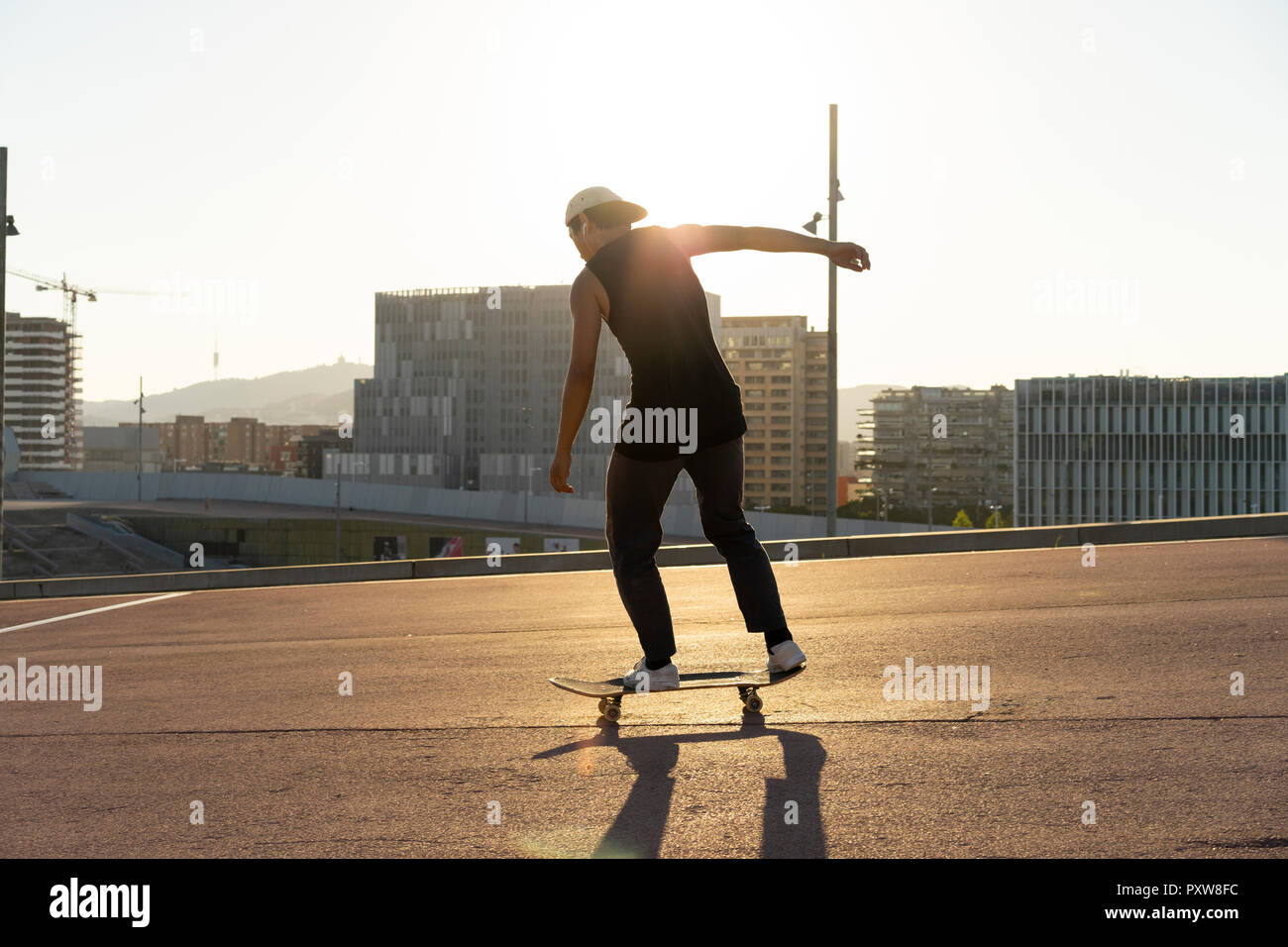 Junger Mann fahren Skateboard in der Stadt Stockfoto