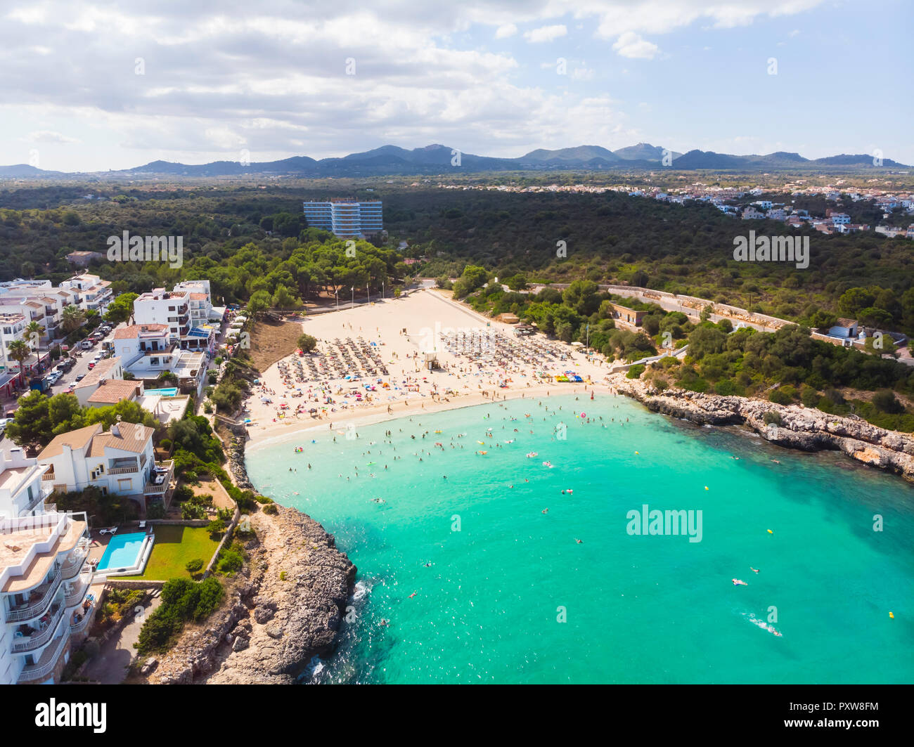 Spanien, Mallorca, Sa Coma, Luftaufnahme von Punta de Jonc, Bucht der Cala Marcal, Strand mit Touristen Stockfoto