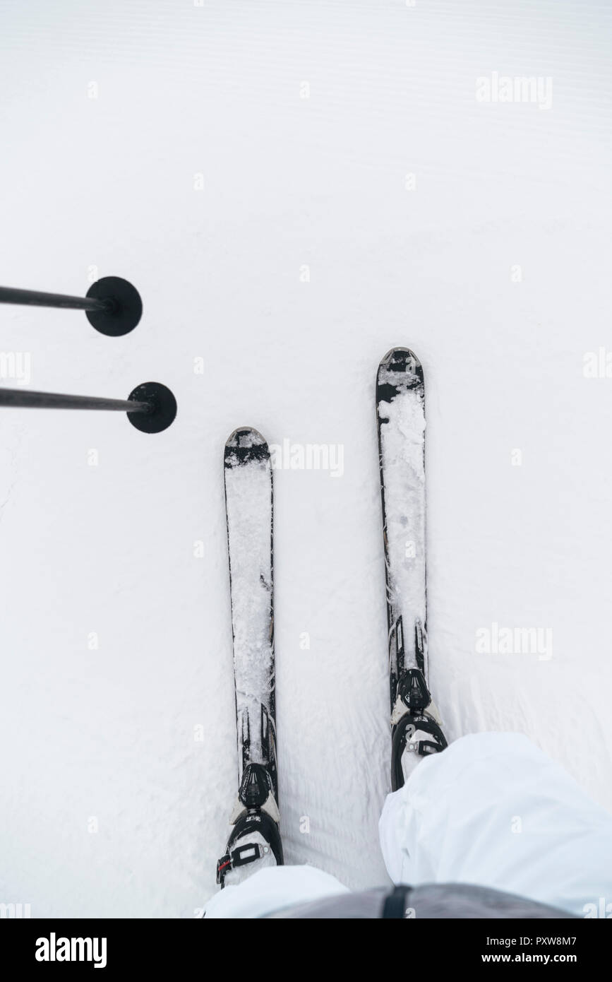 Sicht der Schuß von Mensch auf Skiern im Schnee. Stockfoto