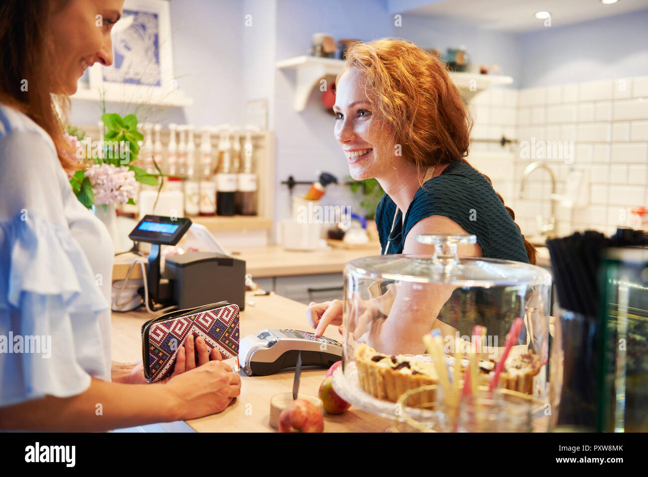 Kunden die Zahlung per Kreditkarte in einem Cafe Stockfoto