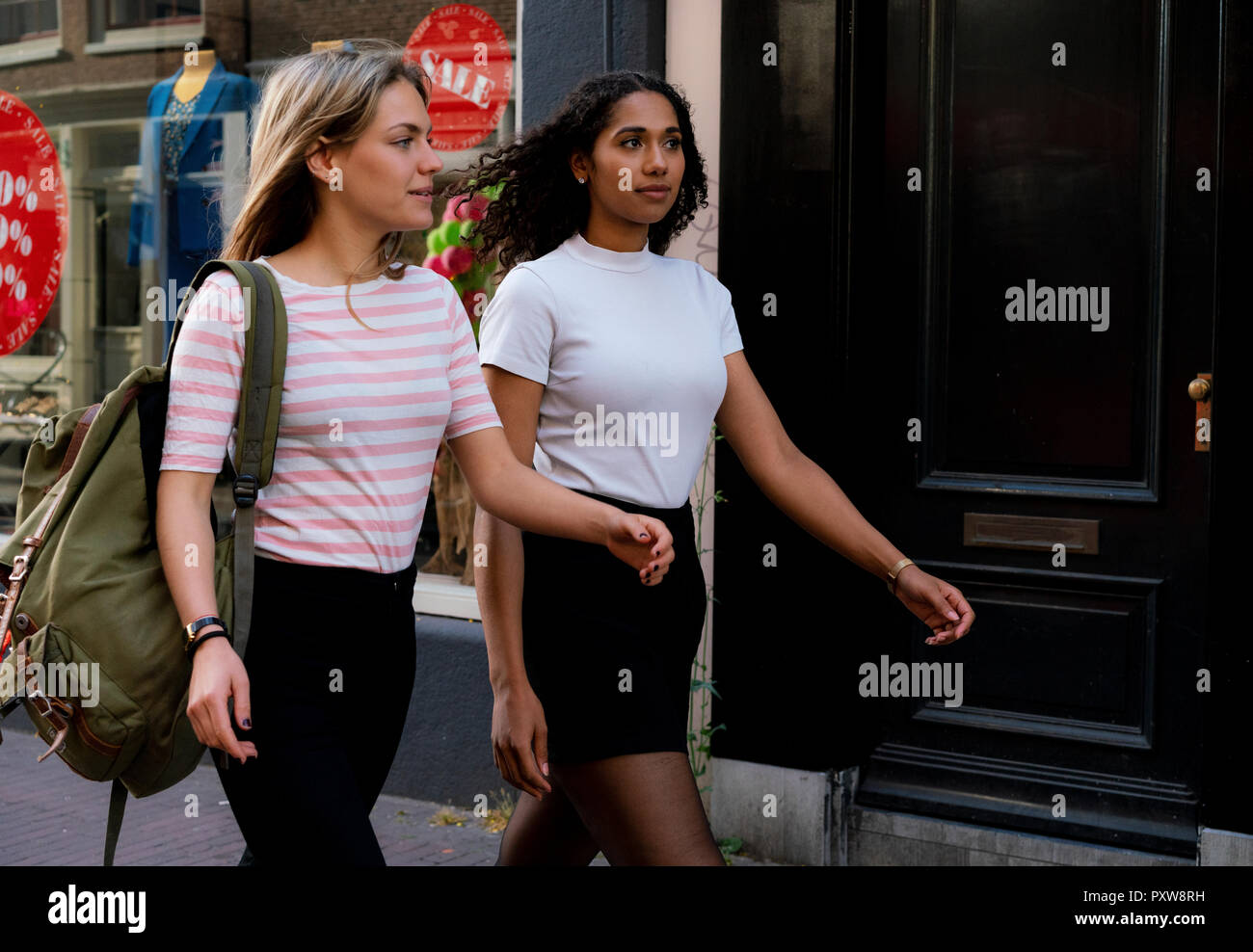 Zwei Freundinnen auf einer Städtereise, gehen auf Einkaufstour Stockfoto