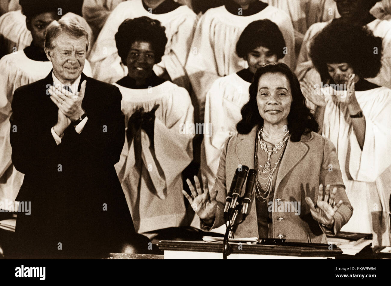 Präsident Jimmy Carter mit Coretta Scott King, Witwe des verstorbenen Dr. Martin Luther King, Jr. am King's Ebenezer Baptist Church in Atlanta. Stockfoto