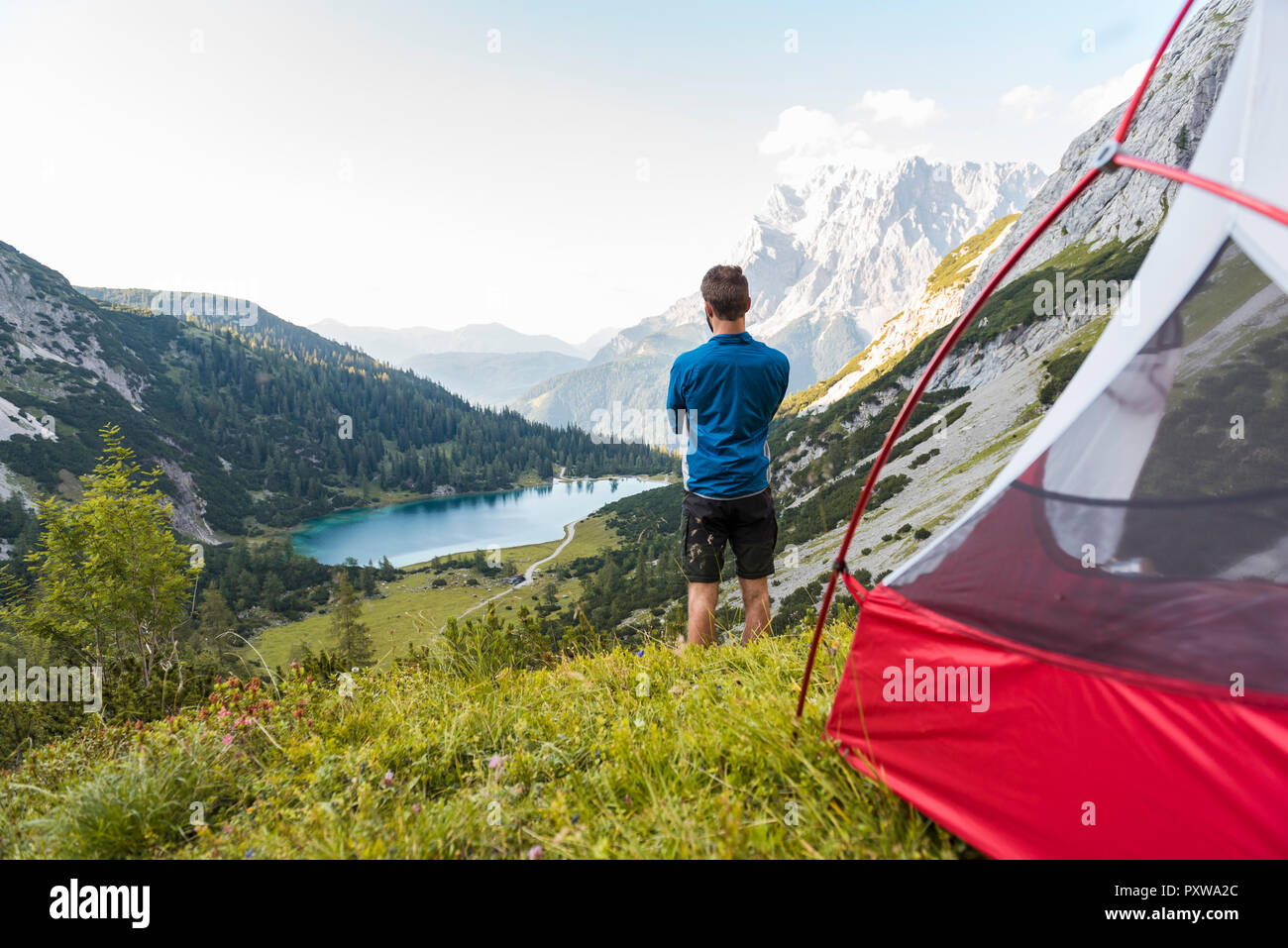 Österreich, Tirol, Wanderer stand zu seiner Hütte in den Bergen, mit Blick auf den See Seebensee Stockfoto