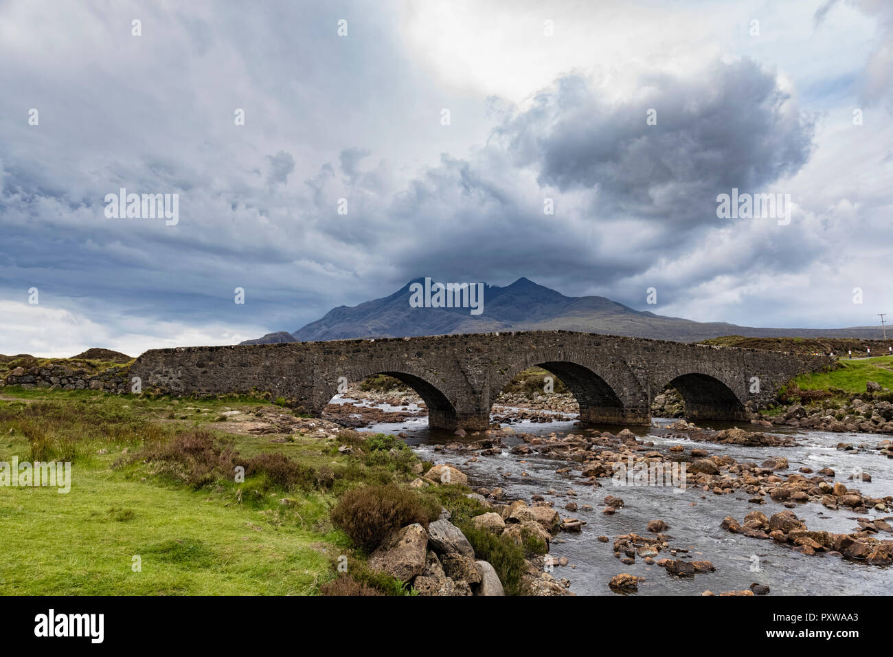 Großbritannien, Schottland, Innere Hebriden, Isle of Skye, Kyle Akin und die Skye Brücke der Plock Stockfoto