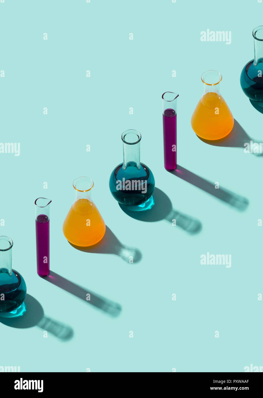 Reihe von Röhrchen mit Flüssigkeit, cyan Hintergrund Stockfoto