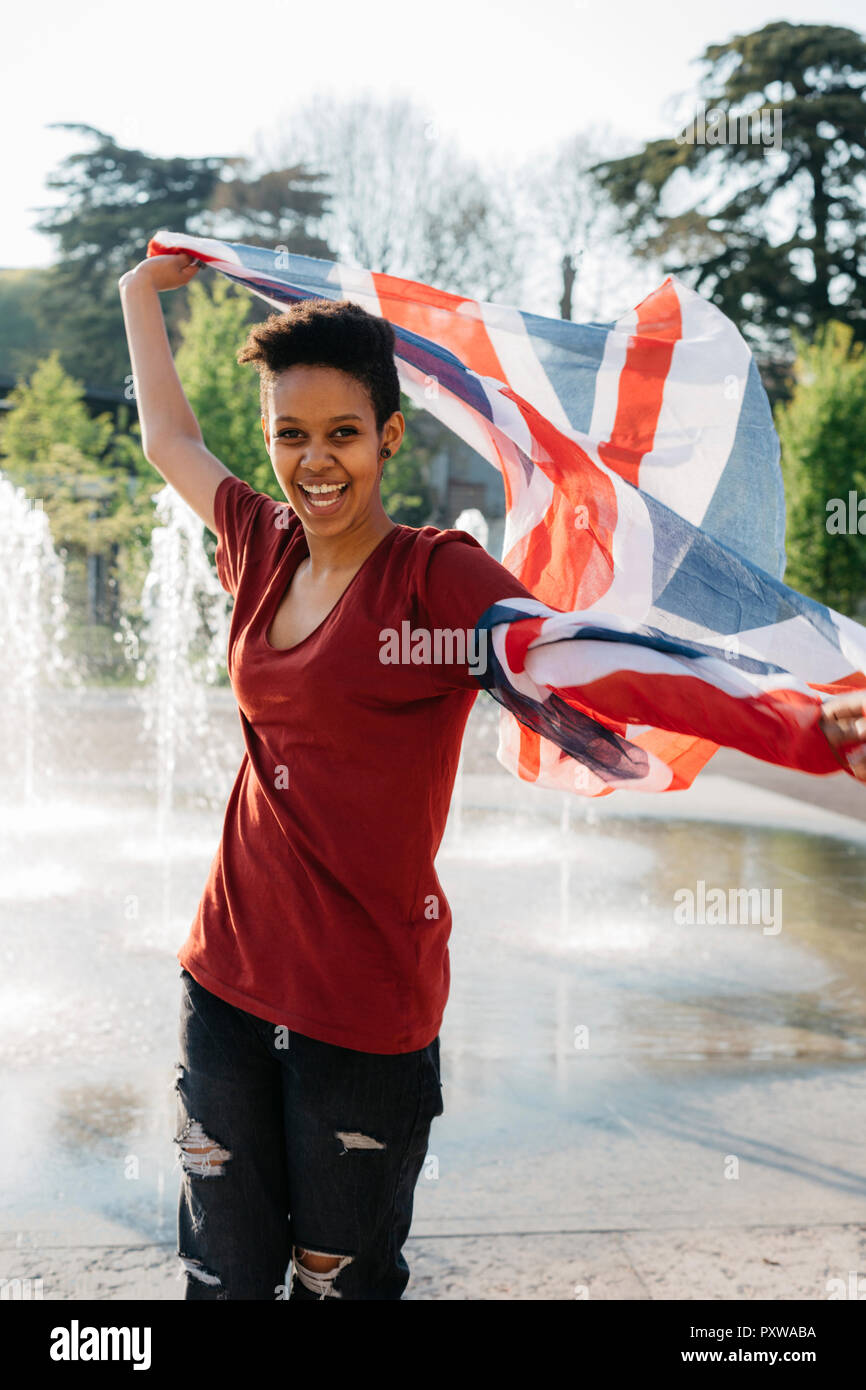 Porträt der glückliche junge Frau mit Union Jack Stockfoto