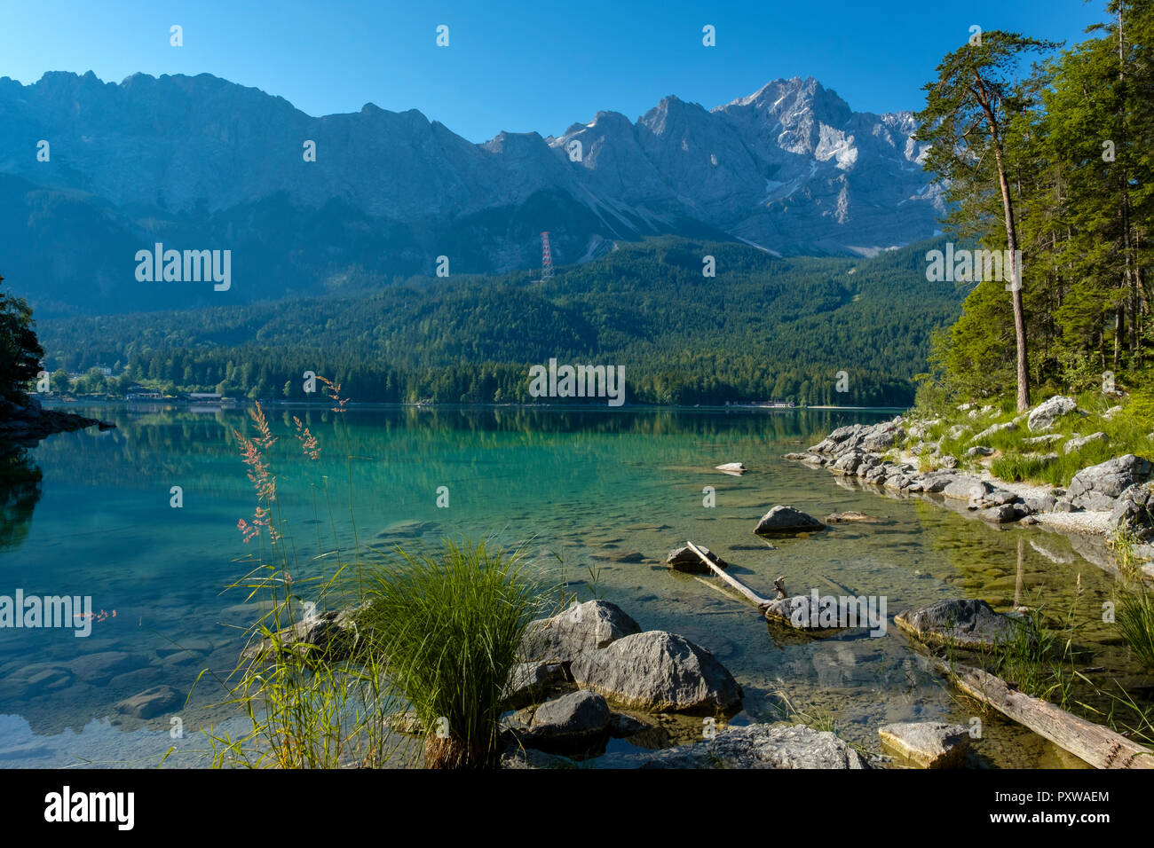 Deutschland, Oberbayern, Blick auf die Zugspitze mit Eibsee im Vordergrund. Stockfoto