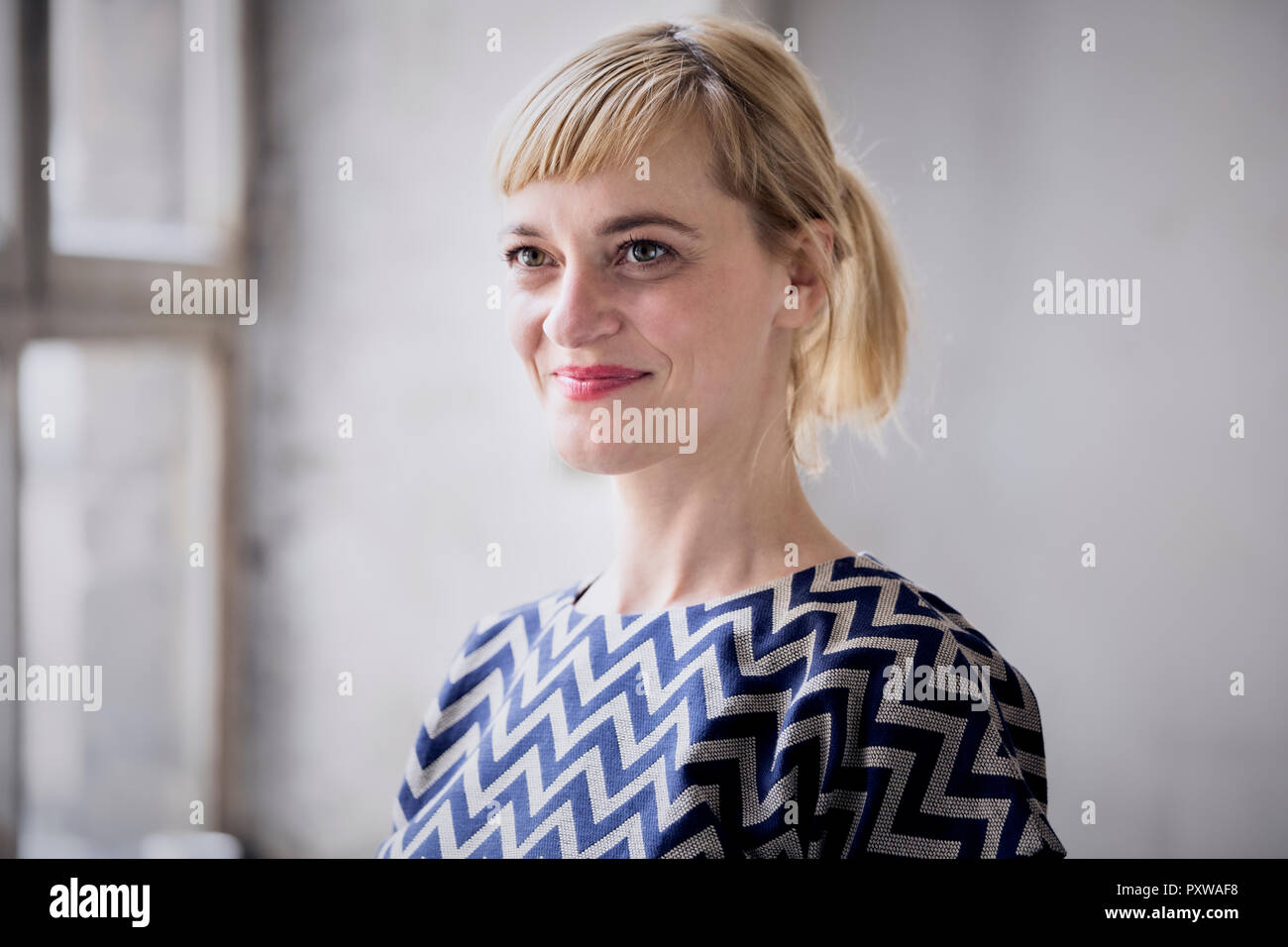 Porträt von glücklichen blonden Geschäftsfrau Stockfoto