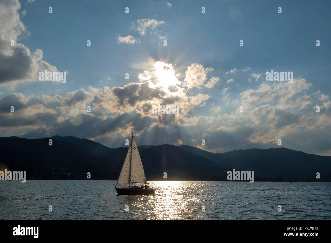 Deutschland, Bayern, Oberbayern, Tegernsee Tal, Tegernsee, Bad Wiessee, Segelboot bei Sonnenuntergang, von der Halbinsel aus gesehen Stockfoto