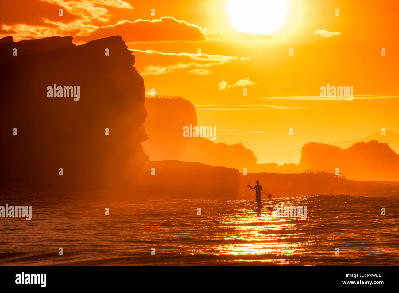 Großbritannien, Schottland, East Lothian, Wasser Sport, Paddle Board surfen, Sonnenuntergang Stockfoto