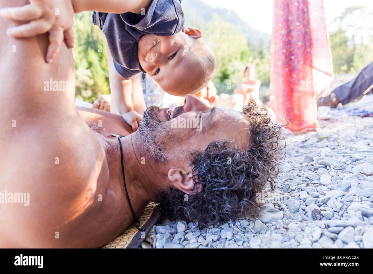 Gerne Vater Anheben baby boy im Freien im Sommer Stockfoto
