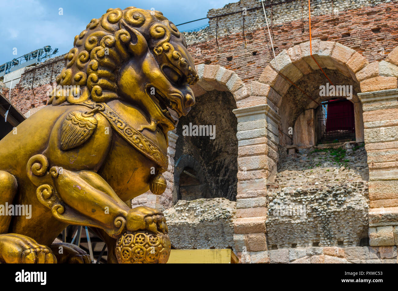 Italien, Verona, Arena mit Daemon im Vordergrund. Stockfoto