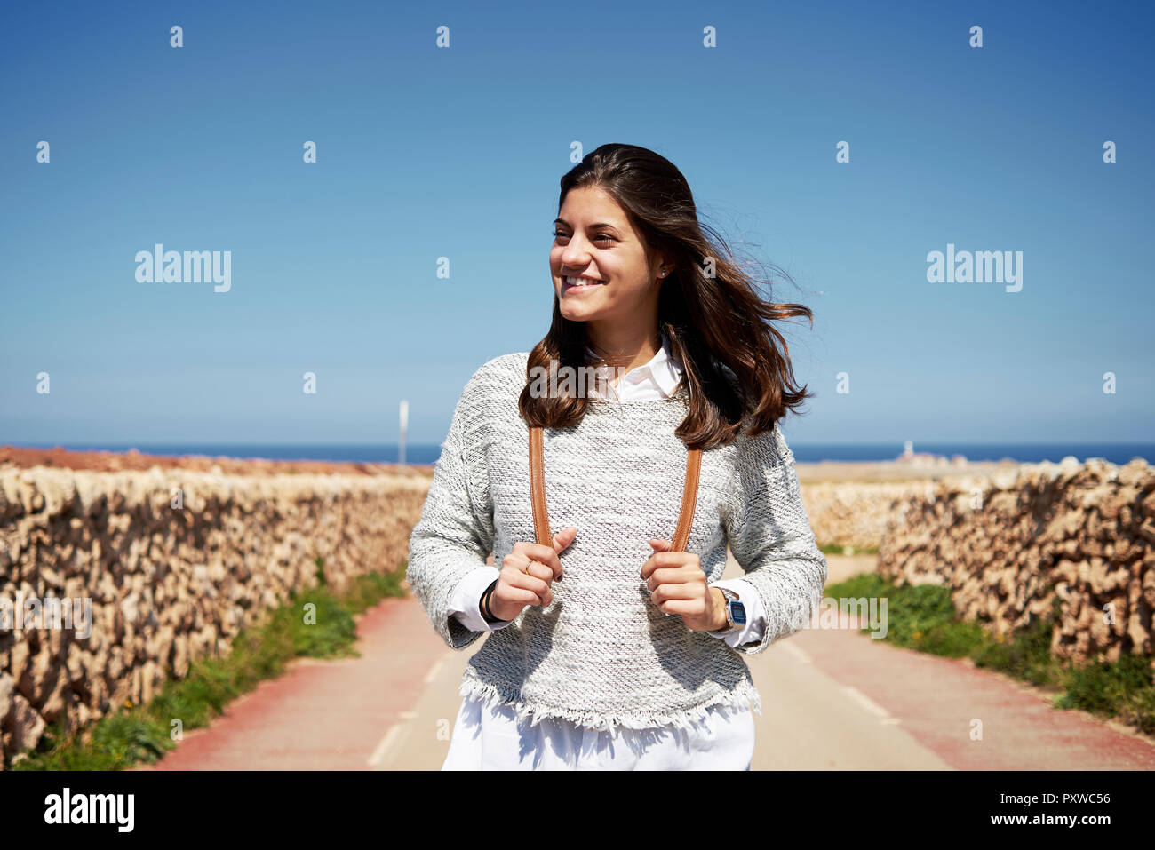 Junge lächelnde brünette Frau im Freien Stockfoto