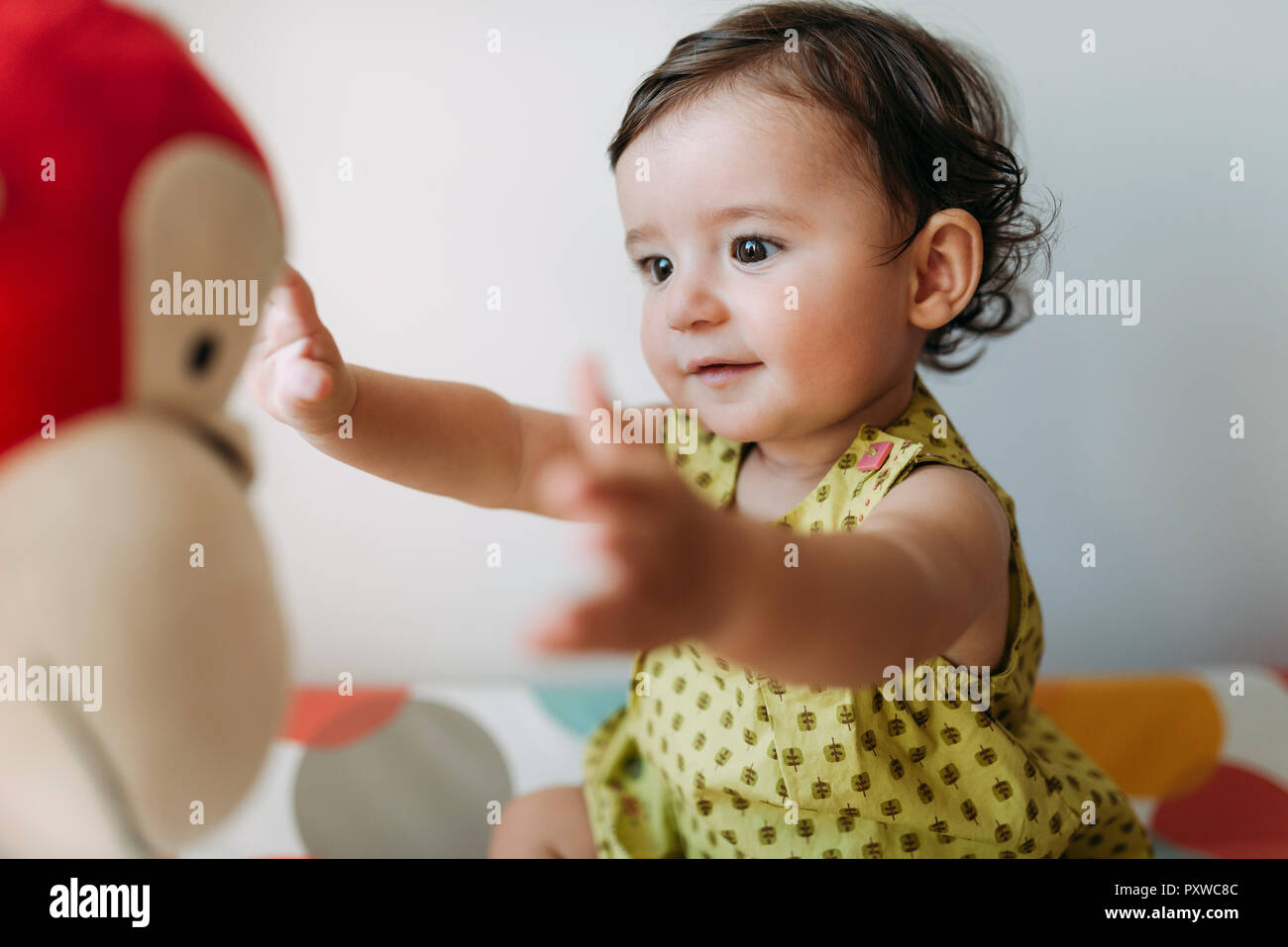 Baby Mädchen spielen mit einem kuscheltier Stockfoto