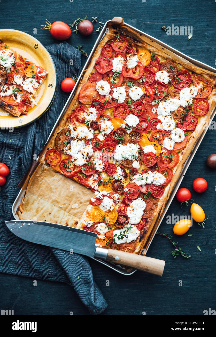 Tomatentarte mit Ziegenkäse und Thymian auf Senf Stockfoto