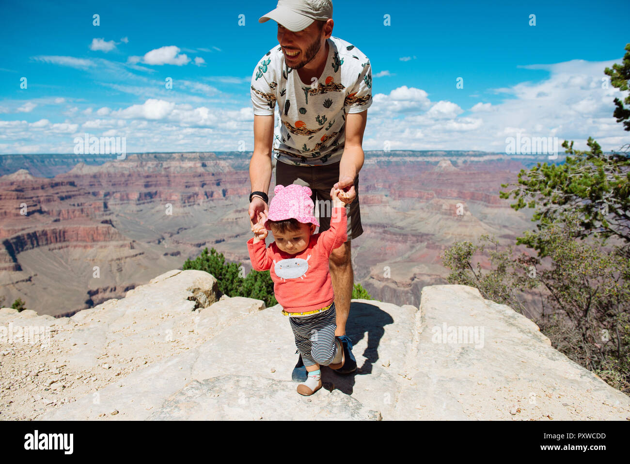 USA, Arizona, der Grand Canyon National Park, Vater und Baby Mädchen auf Sicht, Mädchen laufen lernen Stockfoto