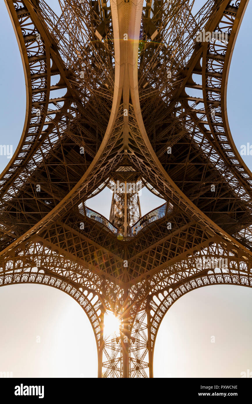 Frankreich, Paris, Eiffelturm, der Froschperspektive bei Sonnenuntergang Stockfoto