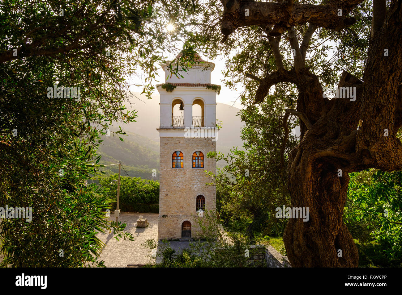 Albanien, Bergdorf Himara, Glockenturm der Orthodoxen Kirche Stockfoto